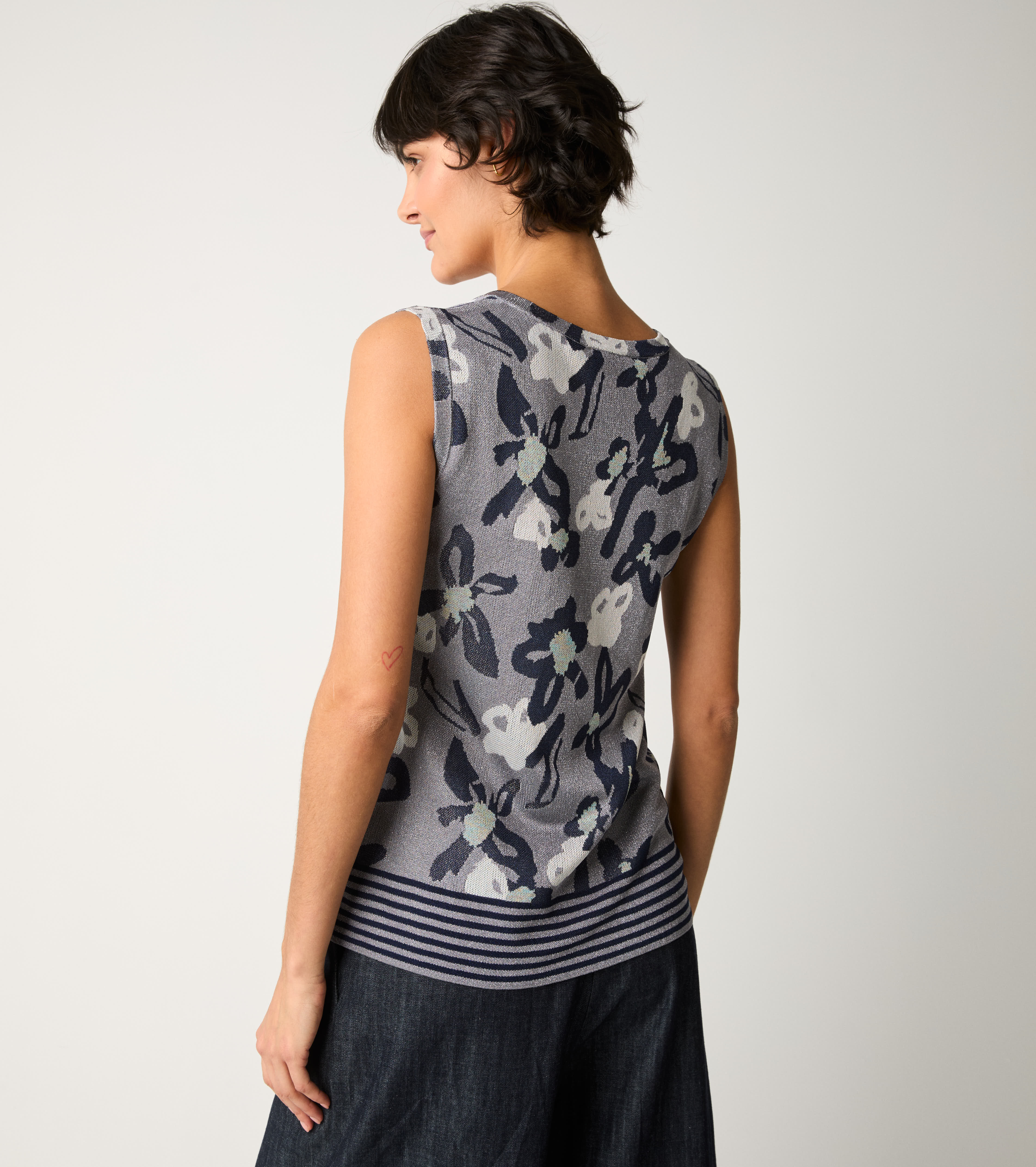 Jacquard V-neck silver top