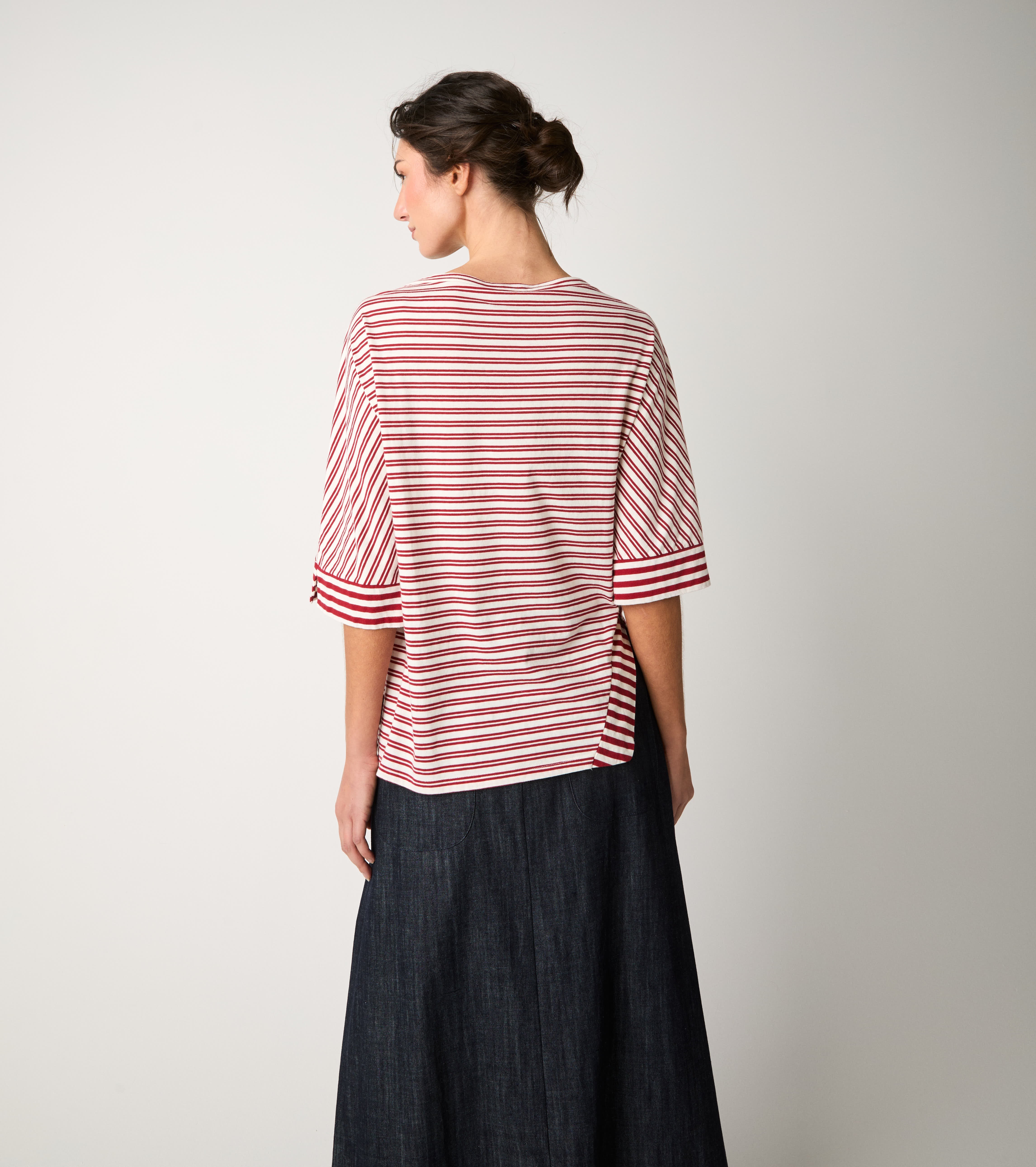 T-shirt a righe con scollo a V bordeaux