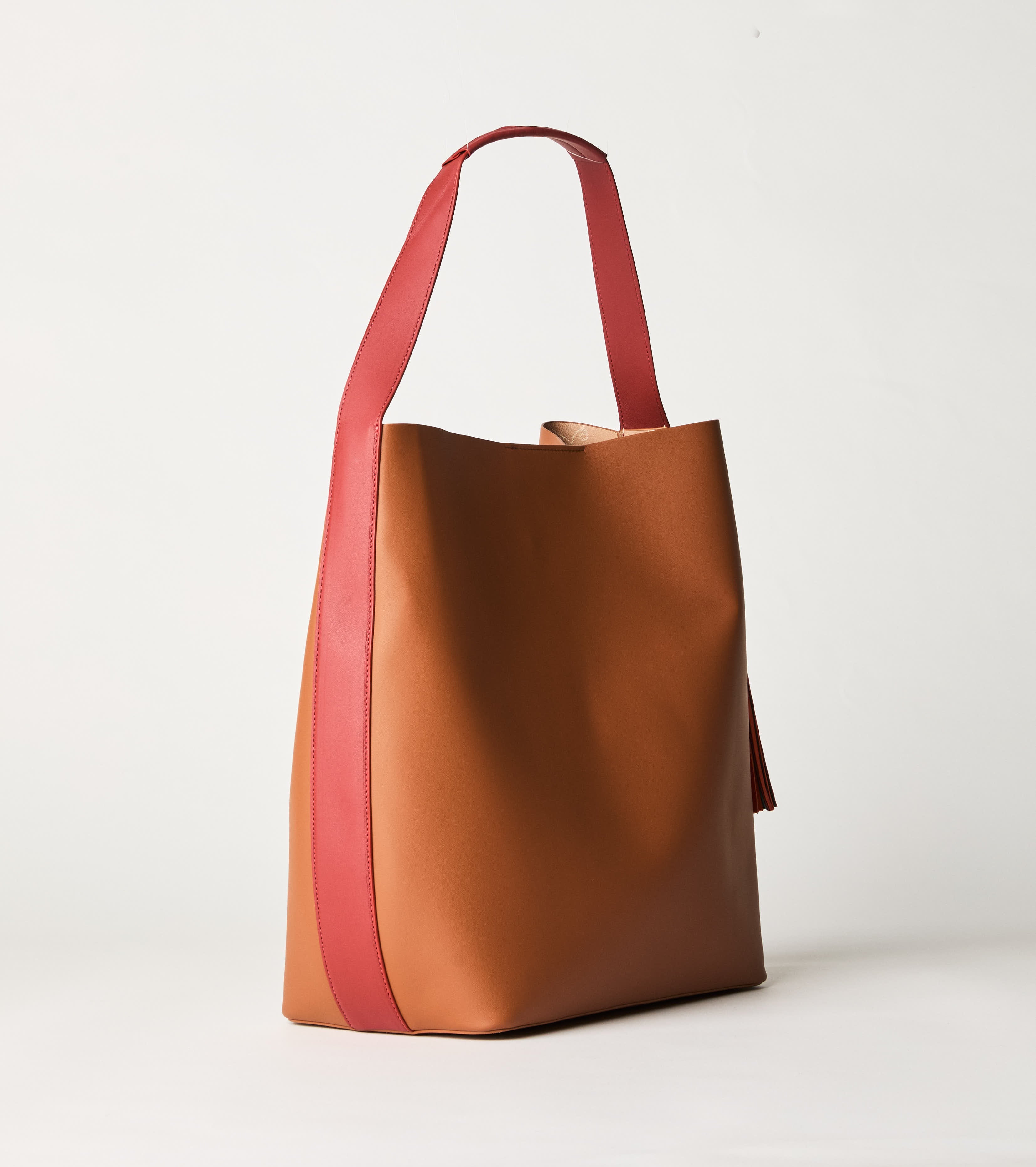 Borsa a spalla con nappine nocciola