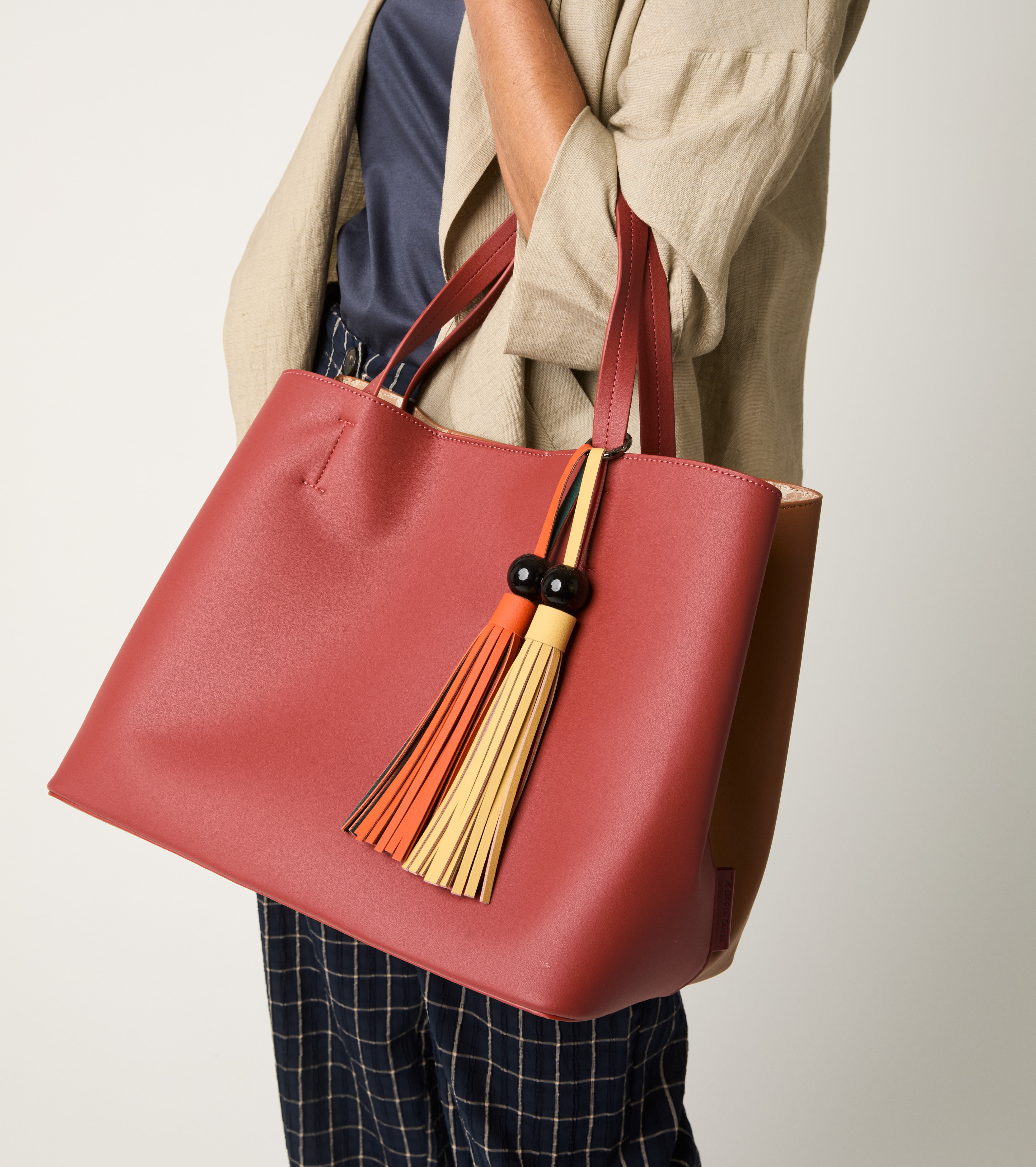 Shopping bag with tassel charms hazelnut