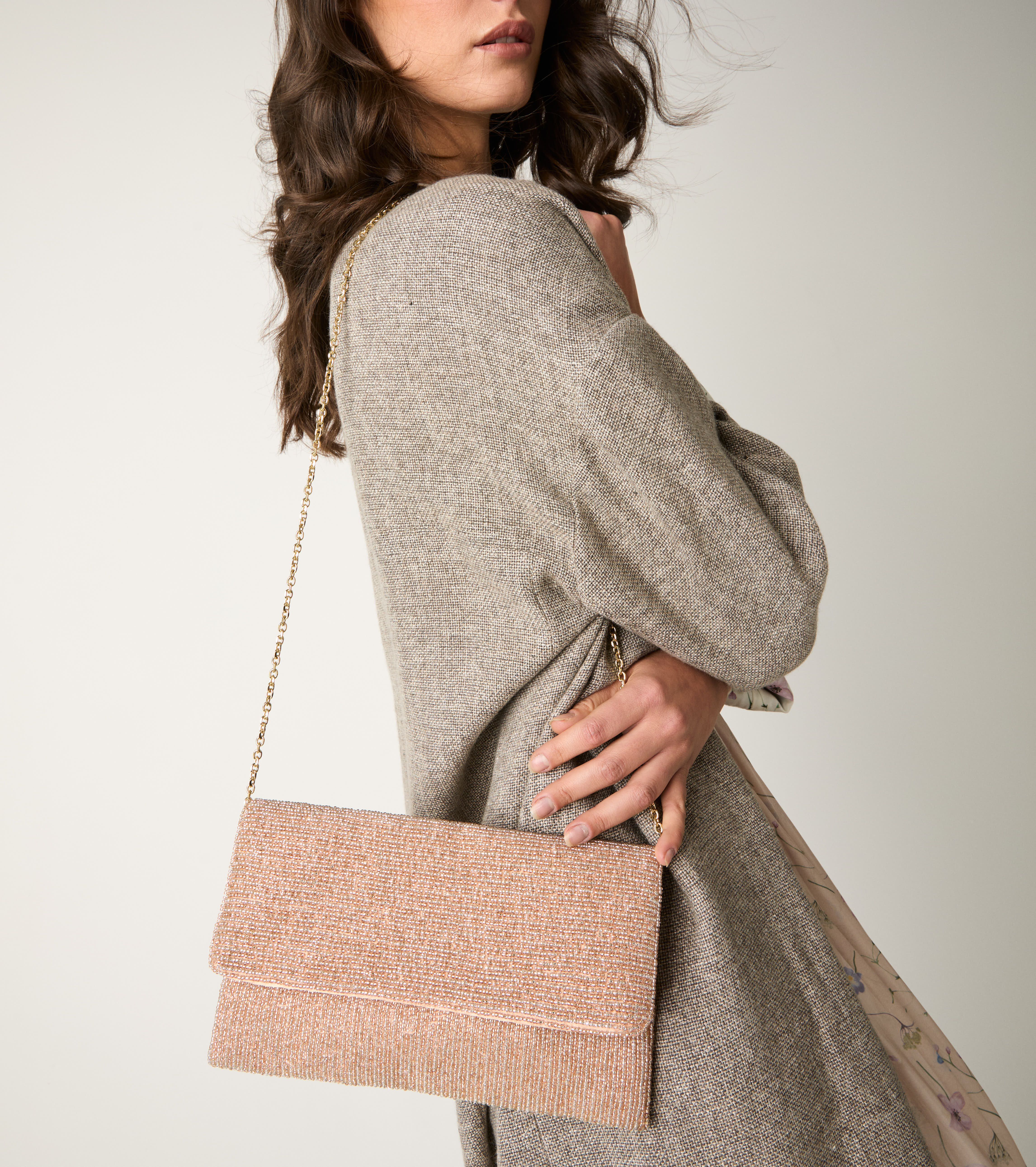 Borsa crossbody con catena e patta rosa