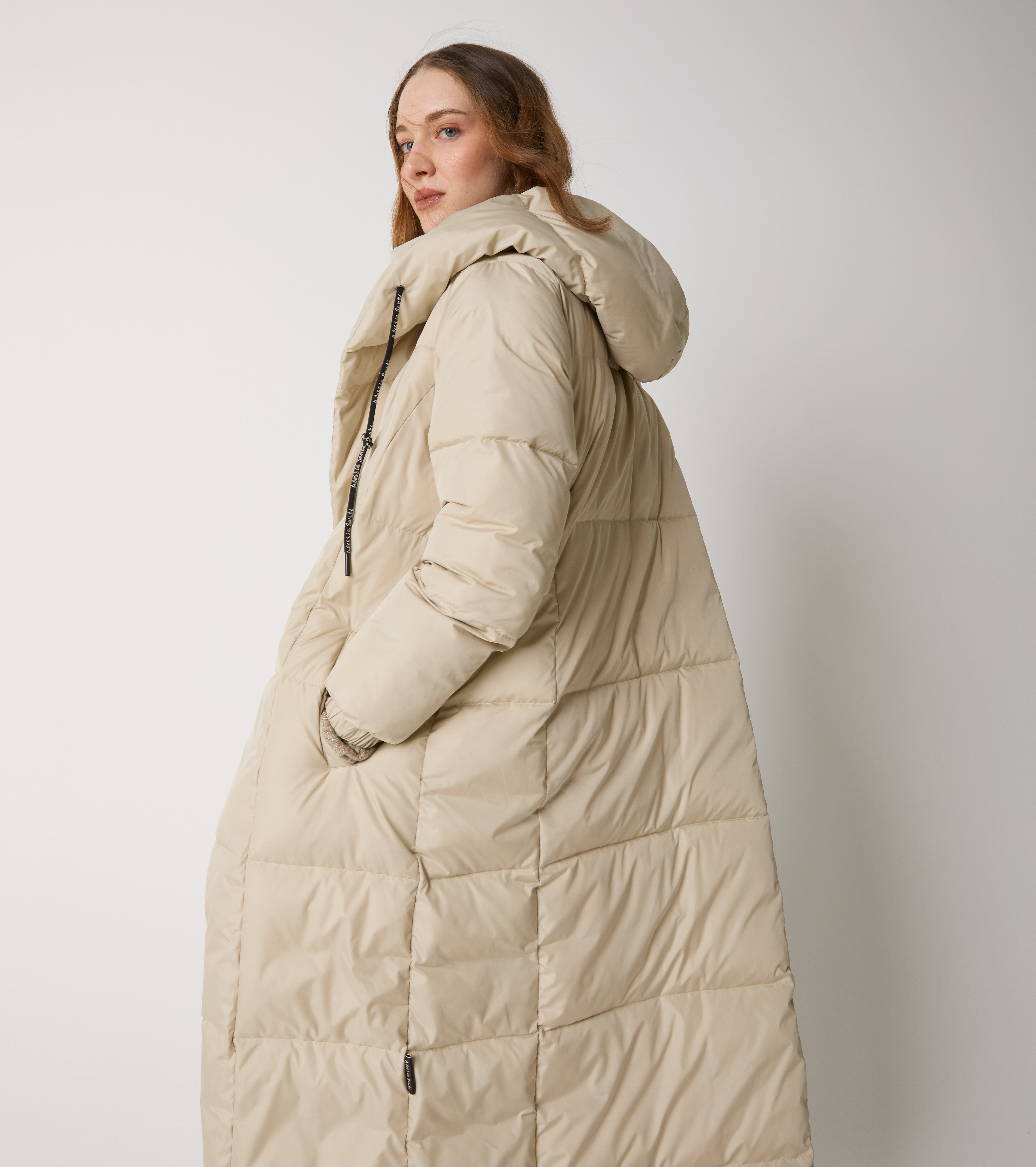 Lang nylon-dunjakke med hætte