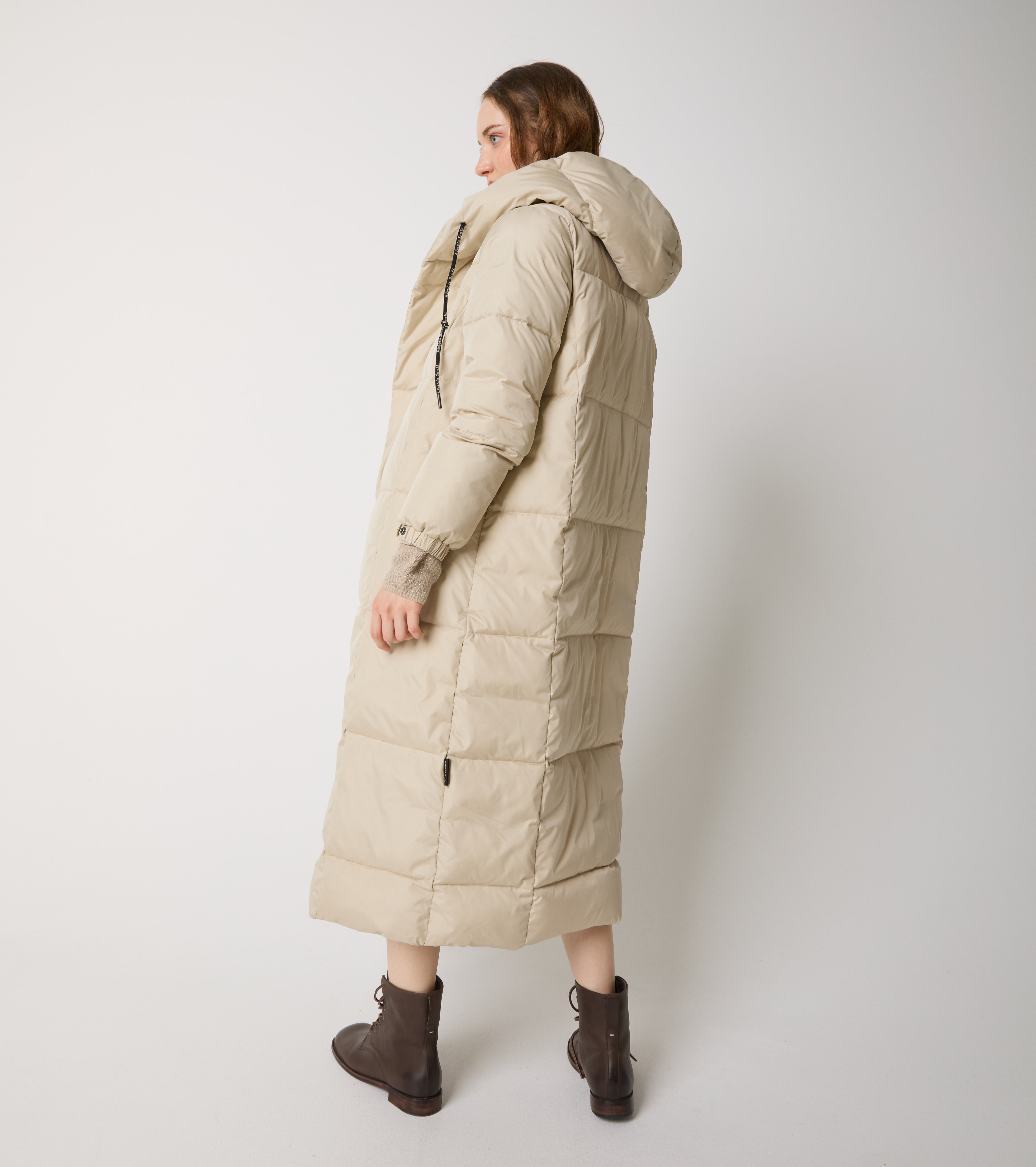 Lang nylon-dunjakke med hætte