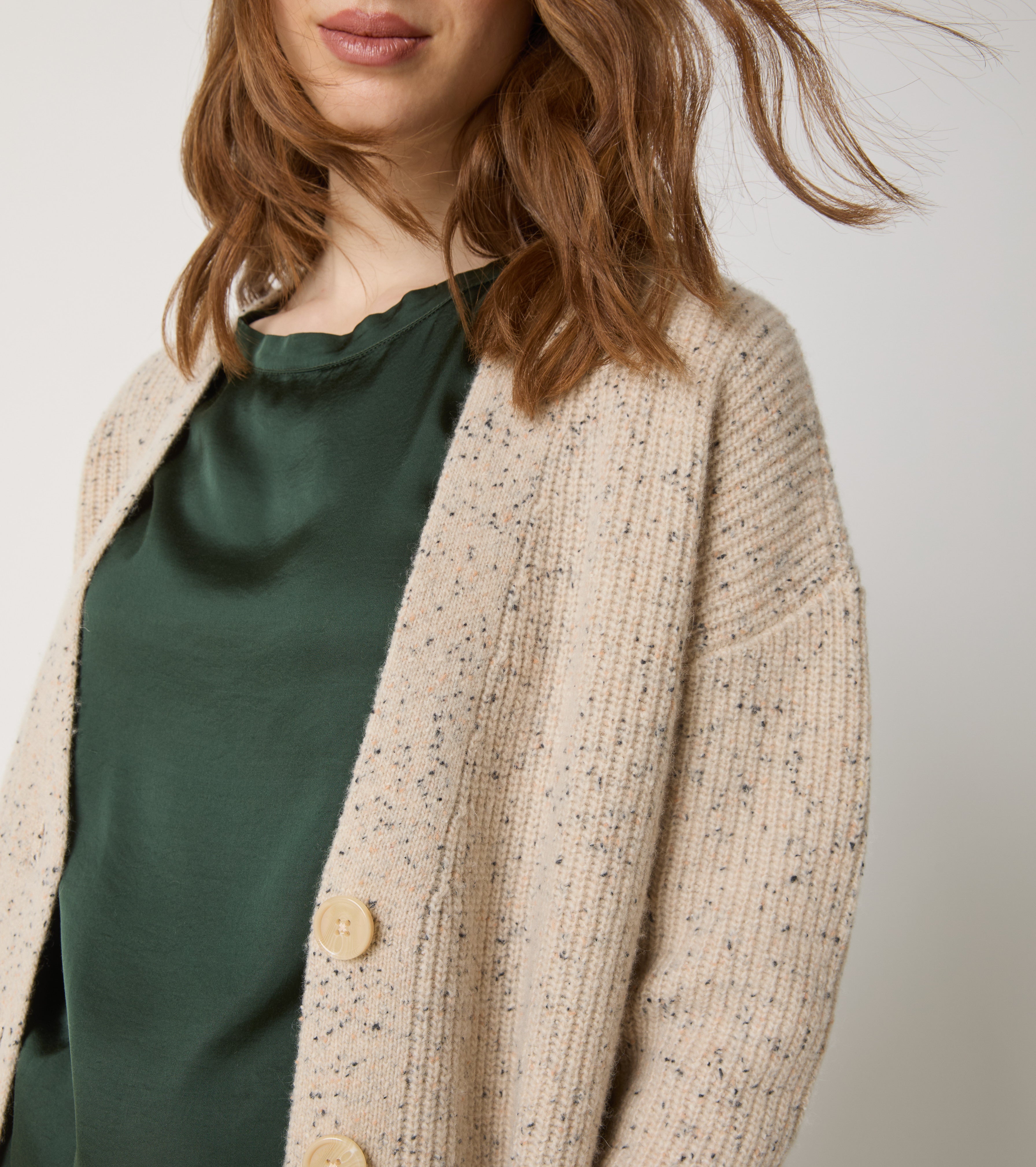 Cardigan in lana con scollo a V