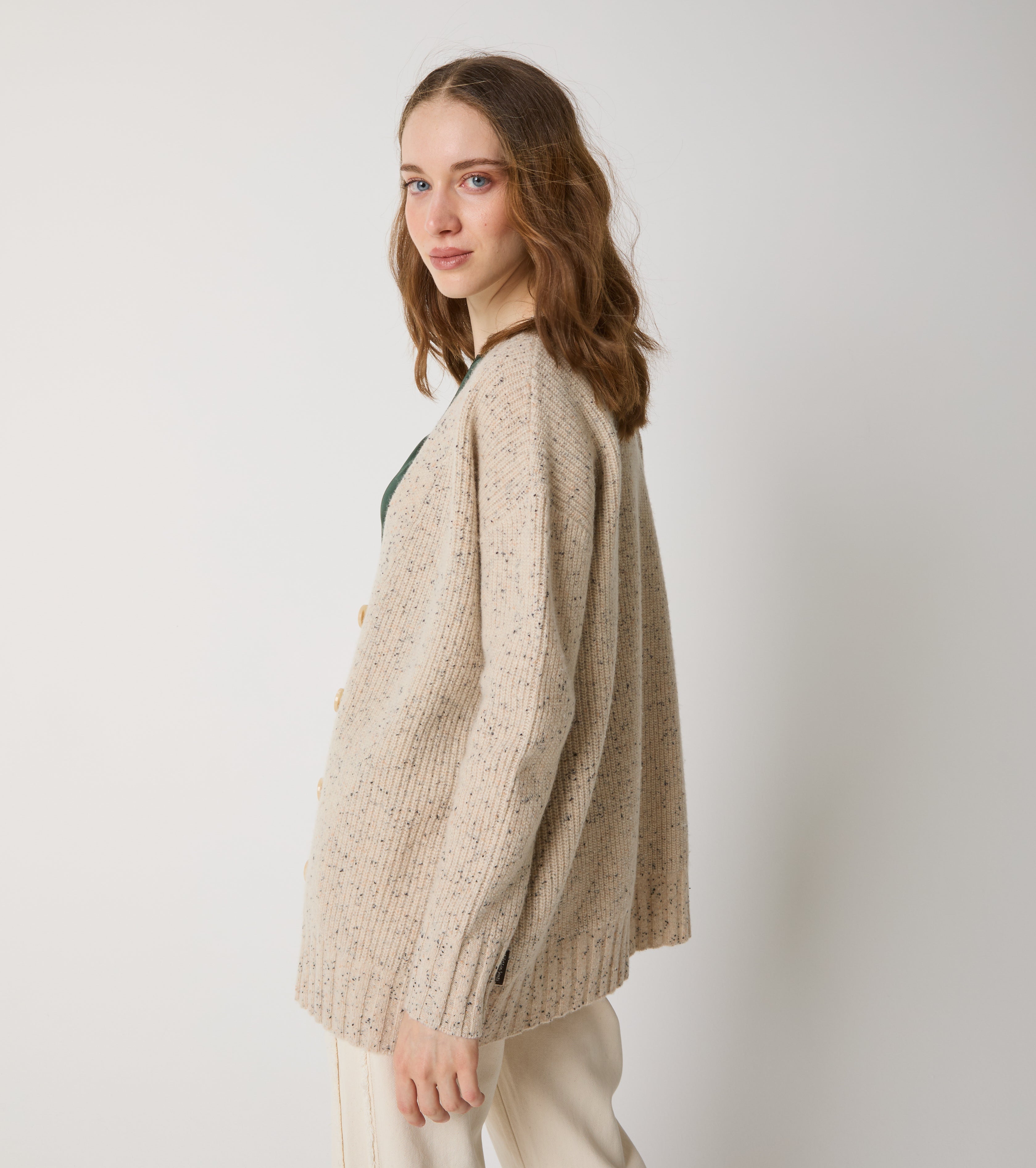 Cardigan in lana con scollo a V