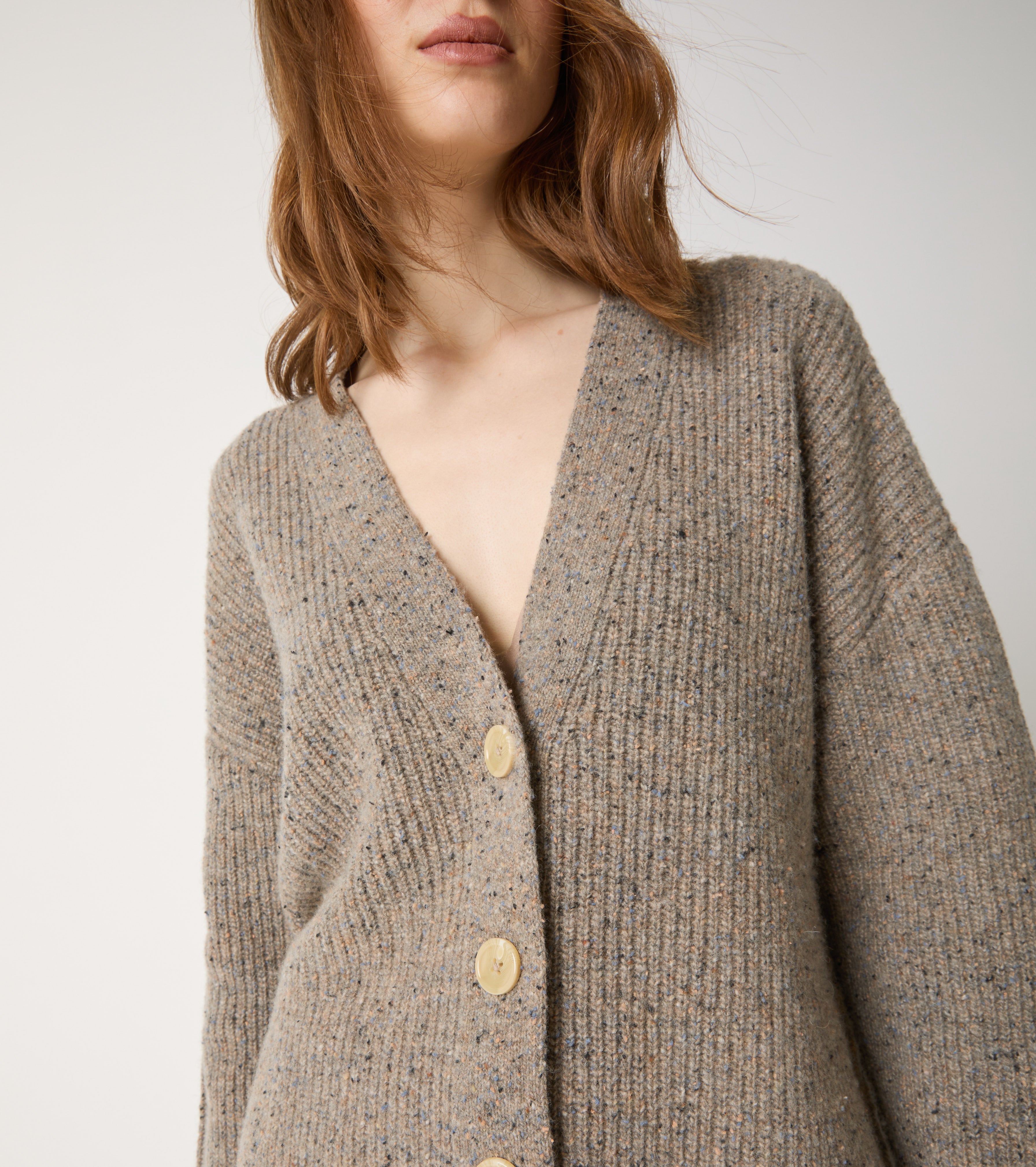 Cardigan in lana con scollo a V