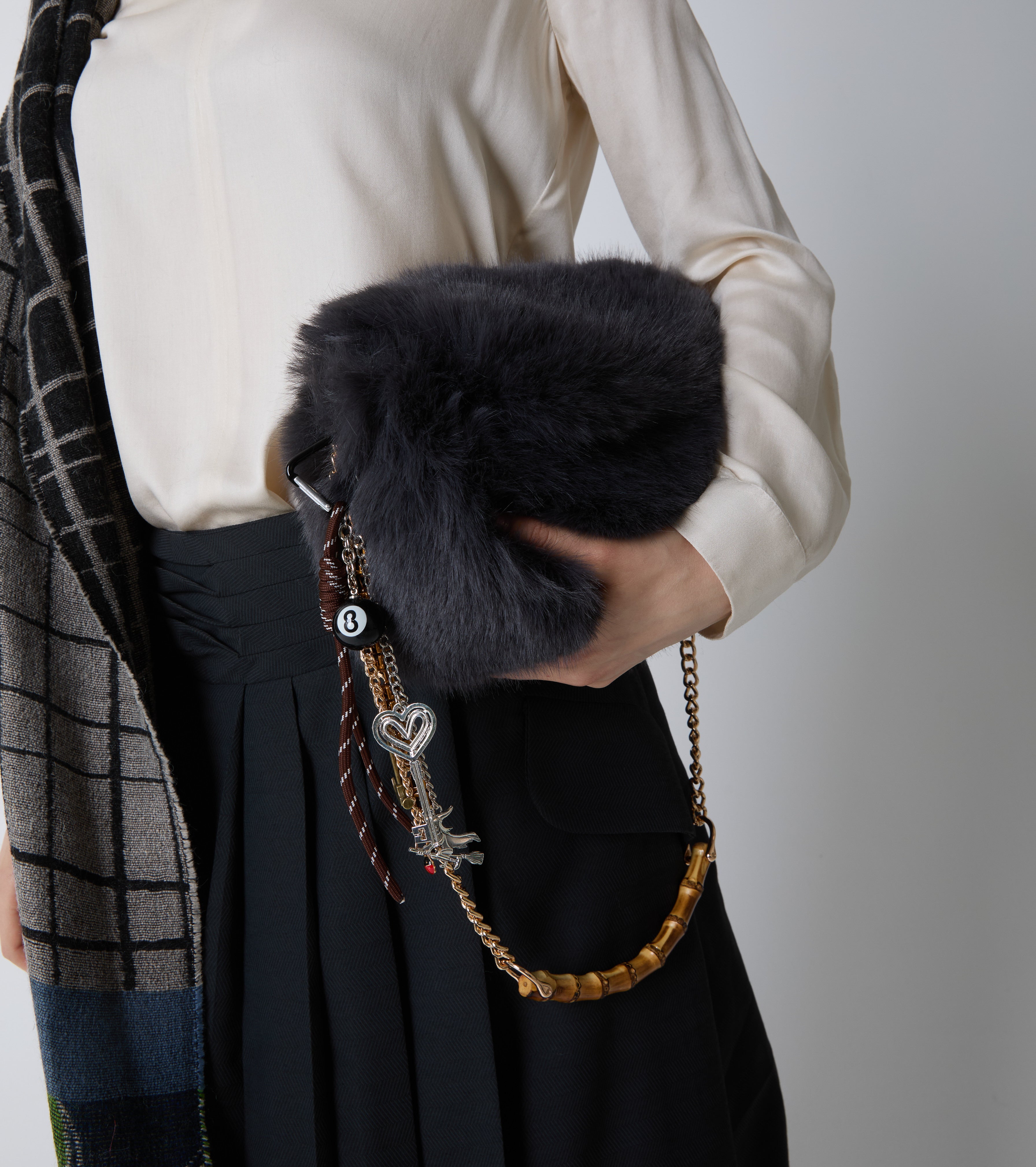 Borsa crossbody in ecopelliccia con catena