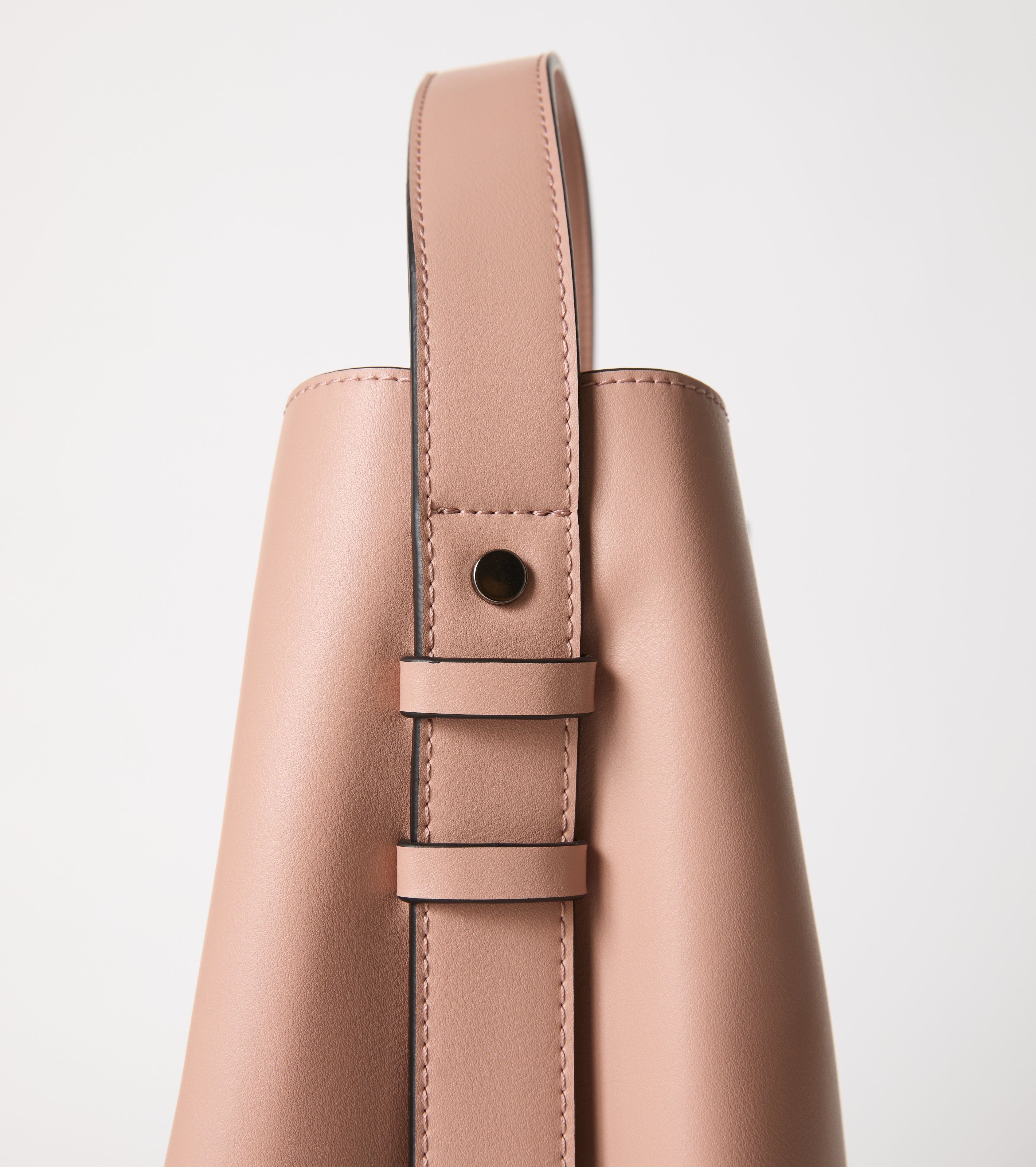 Borsa a secchiello con charm