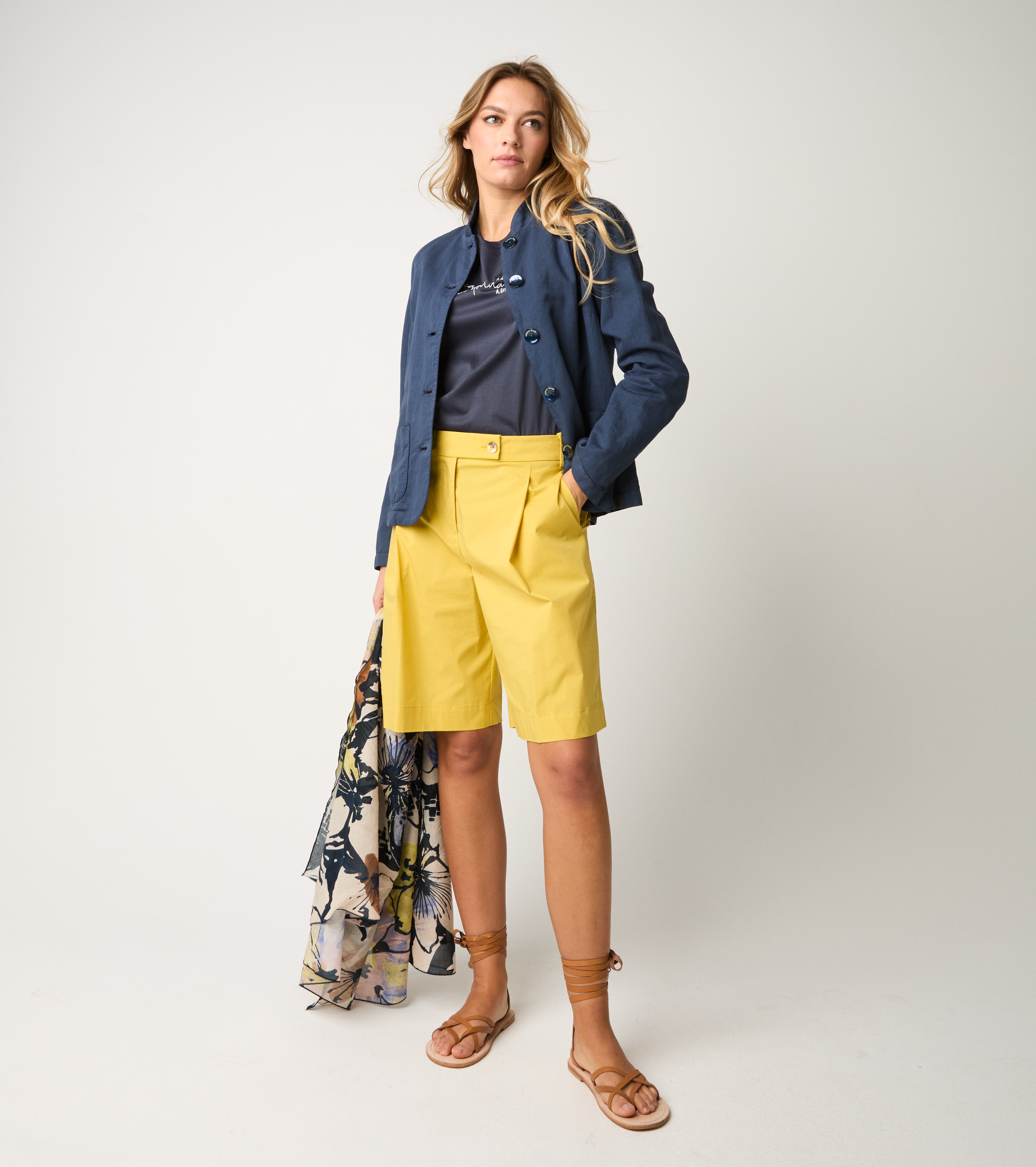 Cotton bermuda shorts with oil darts