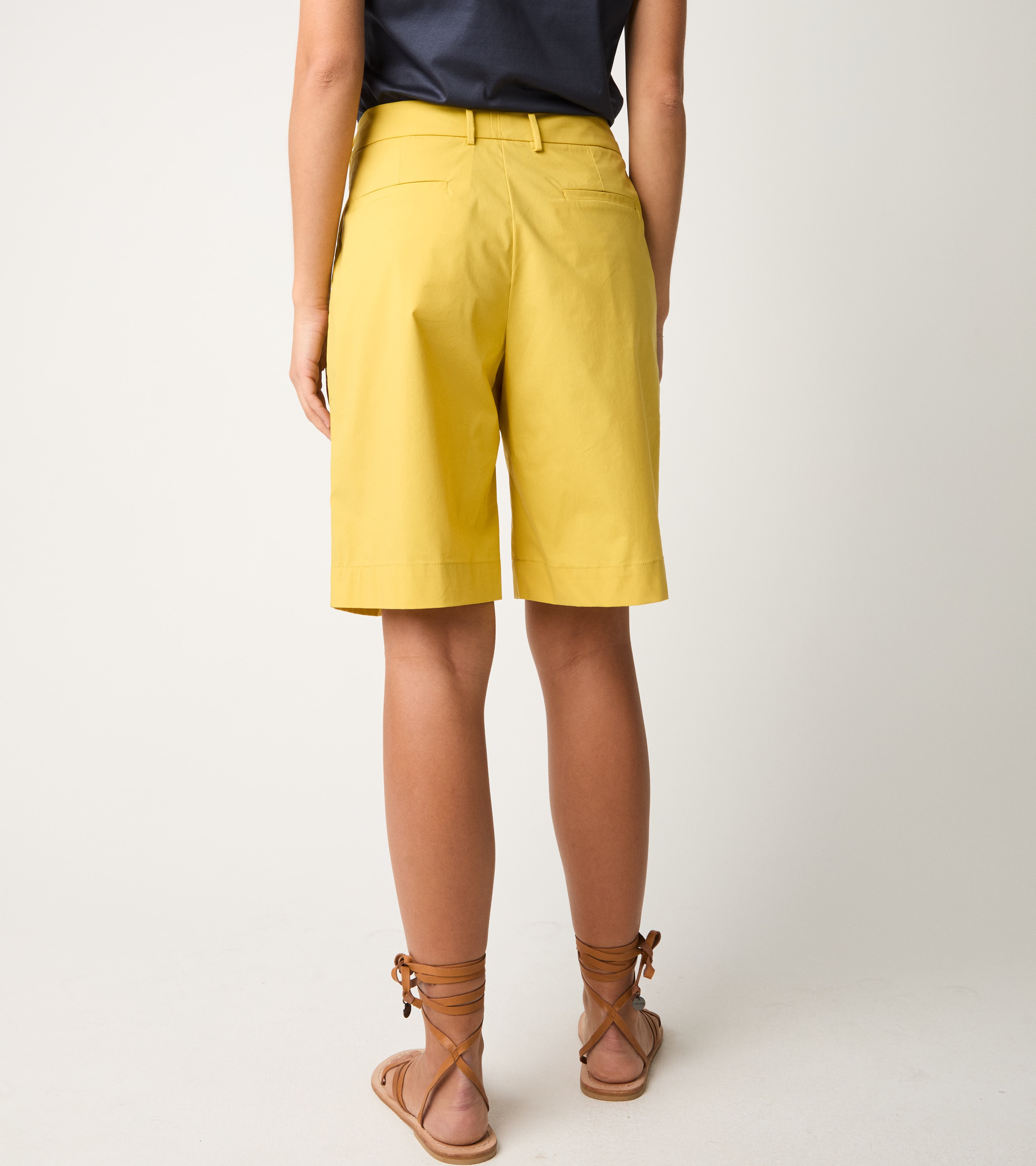 Cotton bermuda shorts with oil darts