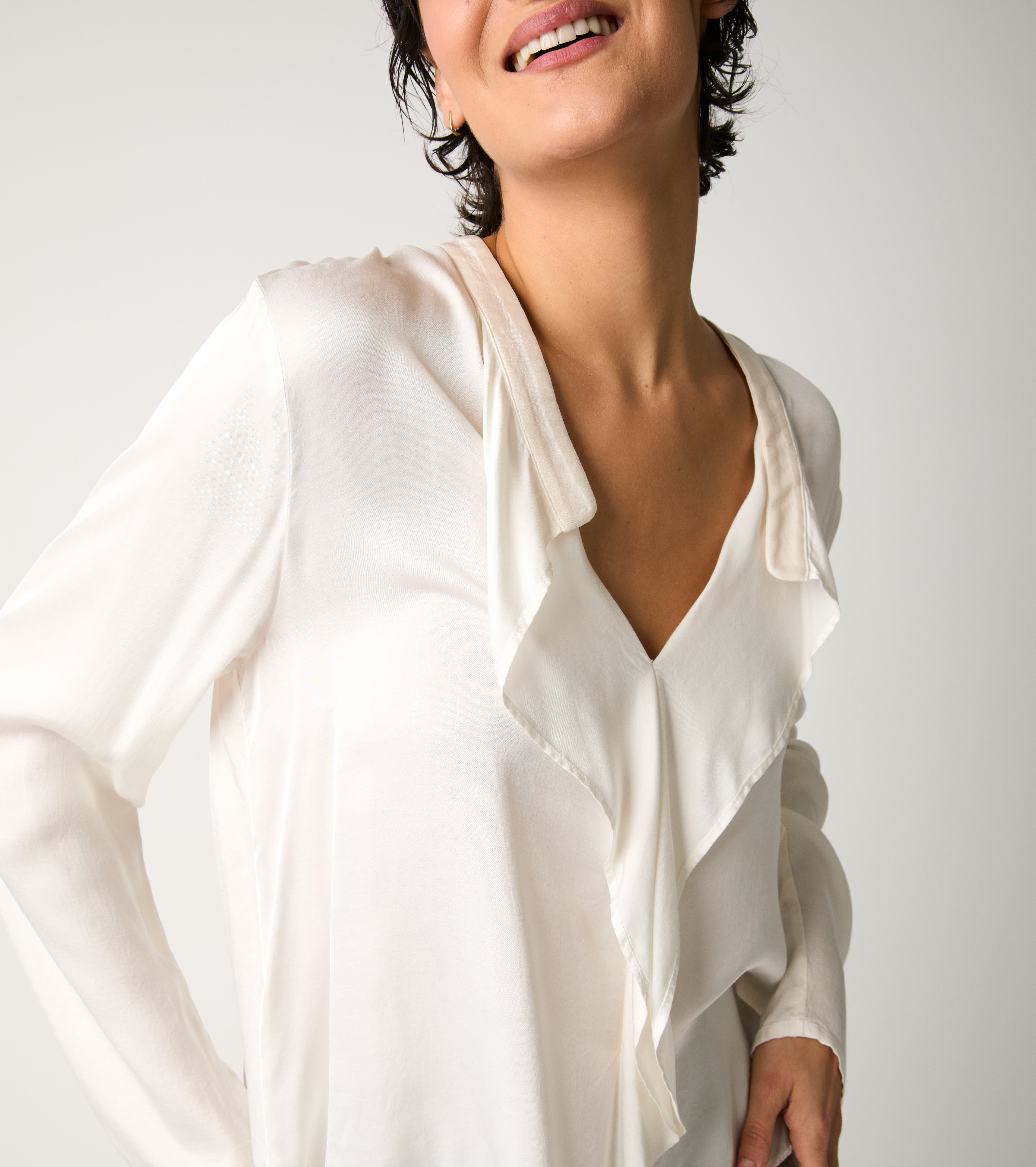 Blusa con volant e maniche lunghe salina