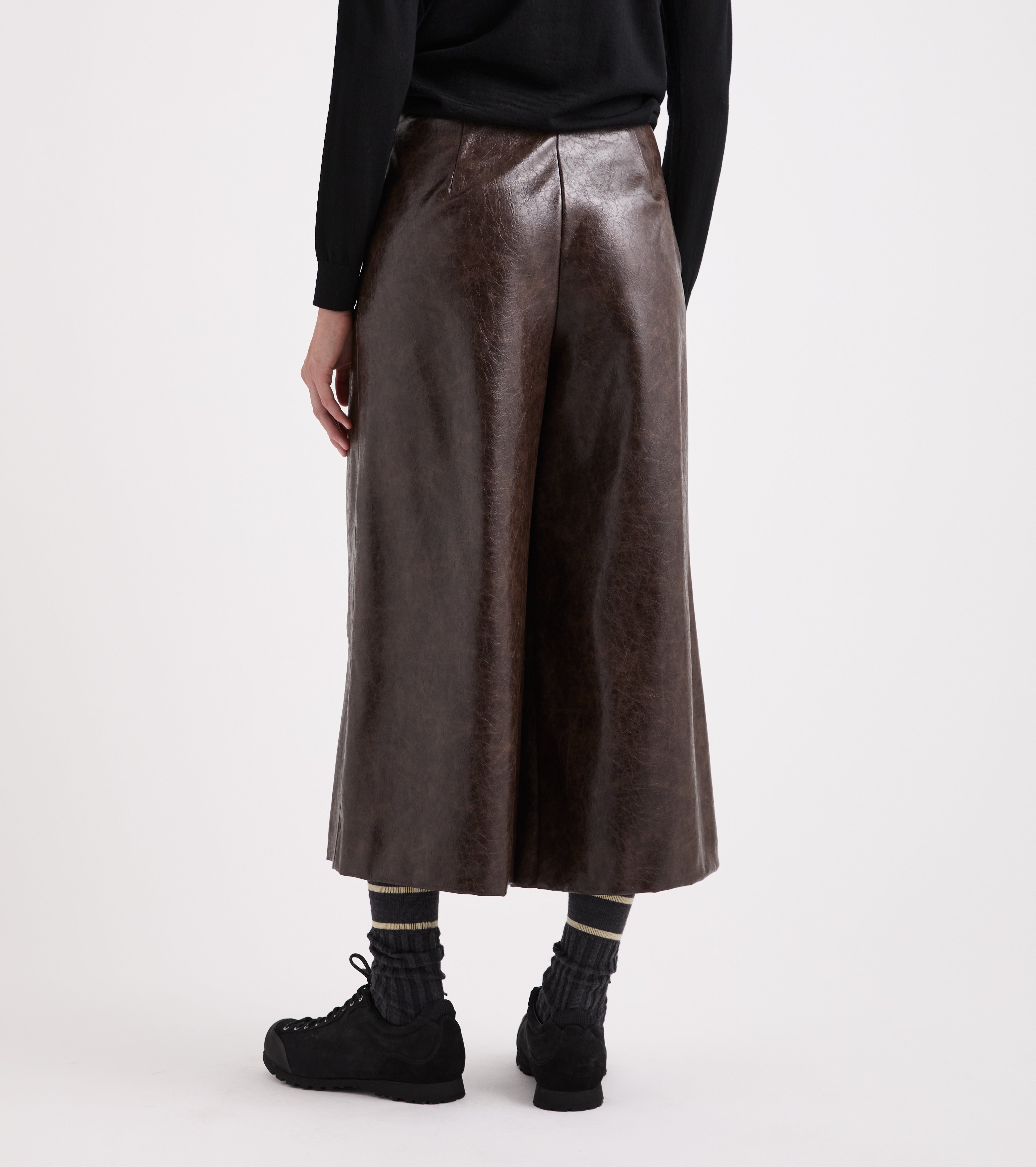 Pantaloni effetto pelle con piega marrone